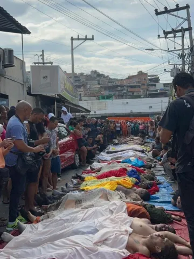 Center moradores do complexo da penha observam corpos enfileirados e que foram encontrados apos operacao po